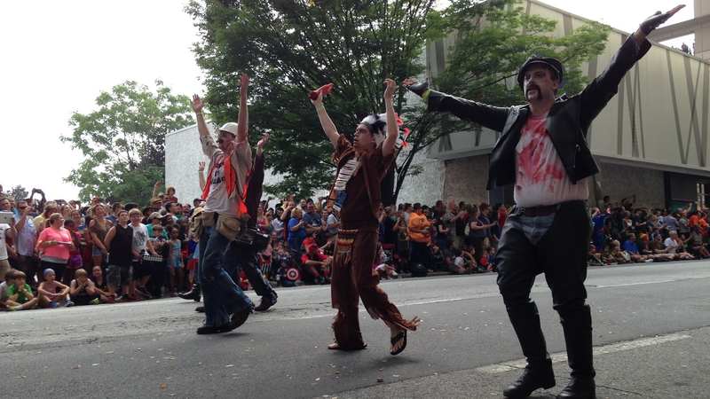 Illustration for article titled Vehicles Of The 2013 DragonCon Parade - Photo Dump